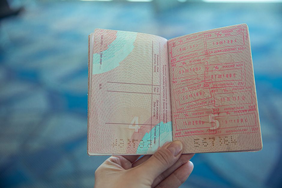 Viajar en avión con el factor: Certificados, cadenas de frío y derechos que tenés que conocer en aeropuertos.