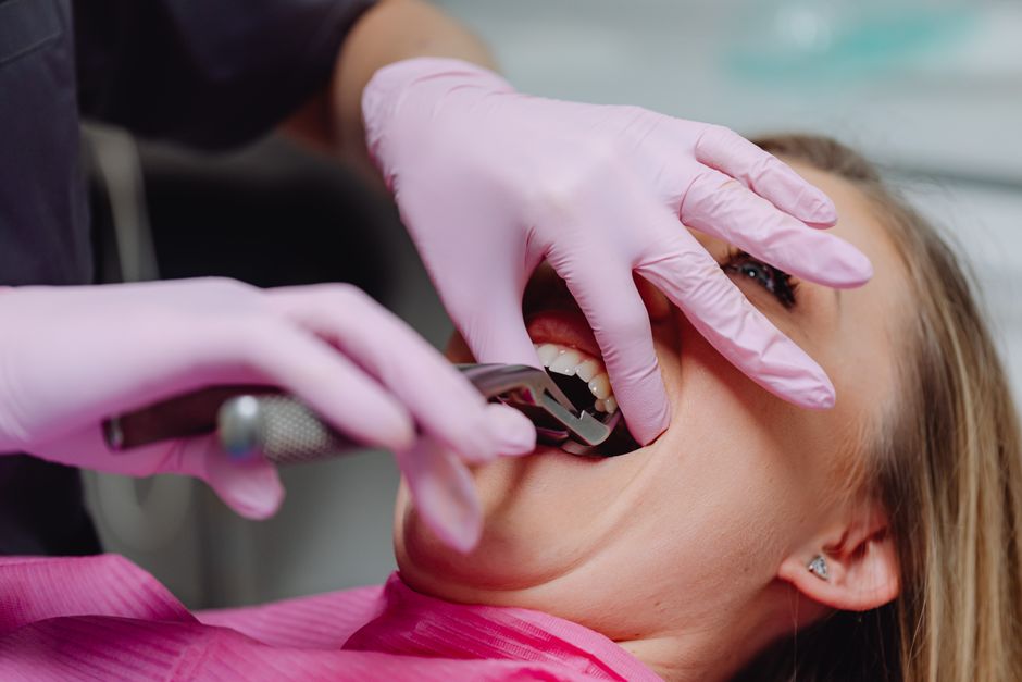Odontología sin lágrimas: Precauciones vitales antes de una simple extracción dental o tratamiento de conducto.