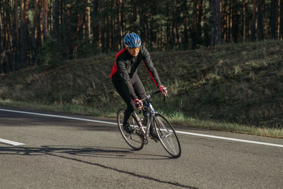 La bicicleta: Medidas de seguridad, protectores y por qué es un ejercicio excelente para fortalecer cuádriceps.